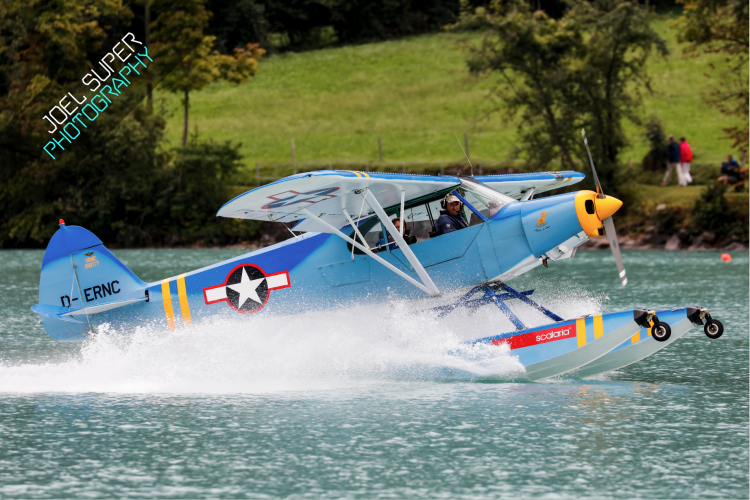 Piper Cub D-ERNC beim aufsetzen auf dem Wasser.